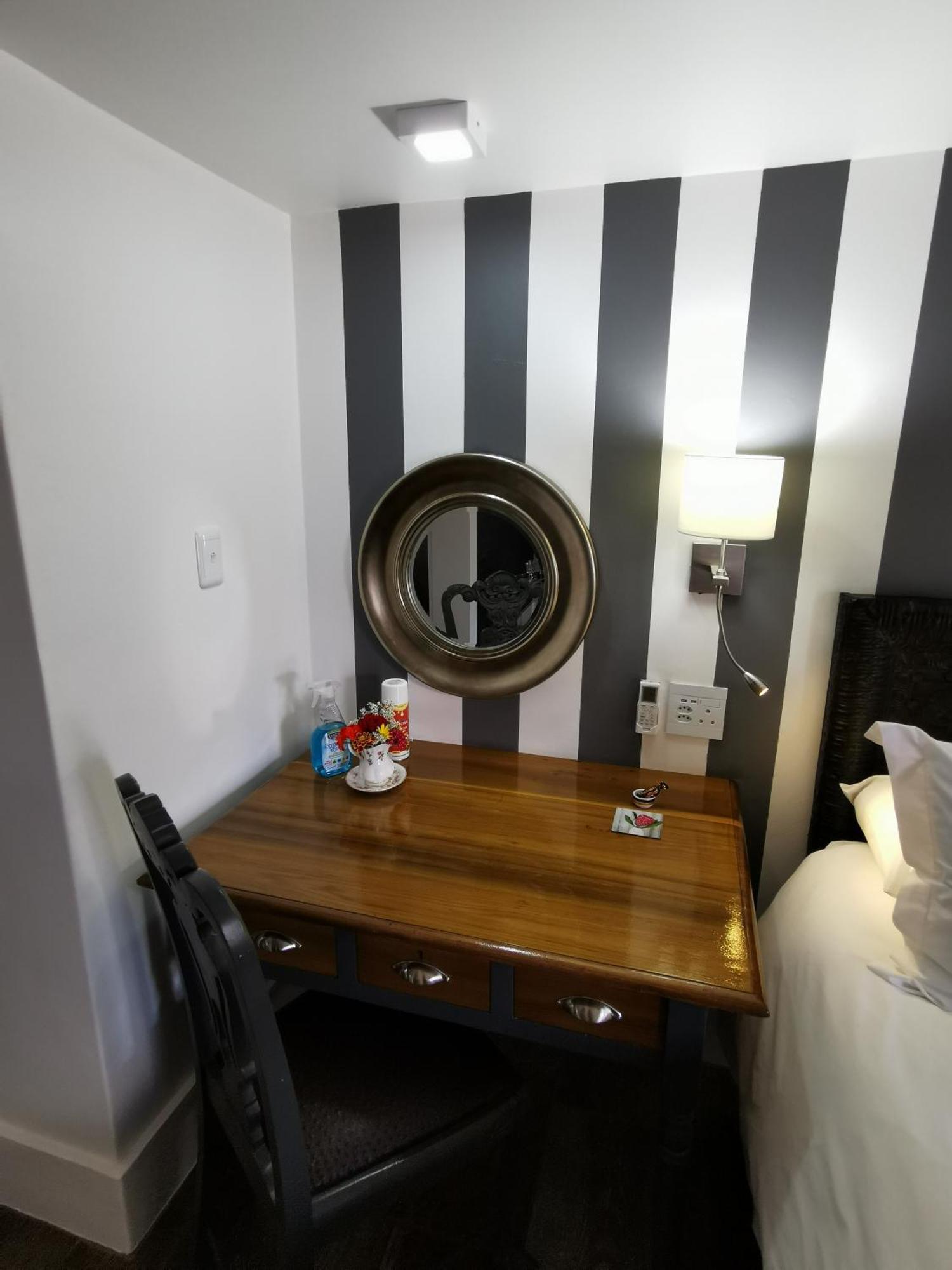 At 98 On Lynburn Guest House Претория Номер фото